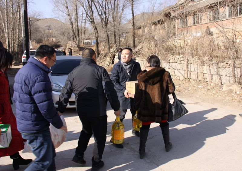 6爱照涞源，ZOBO榴莲视频在线免费观看党支部寒冬送暖扶贫活动